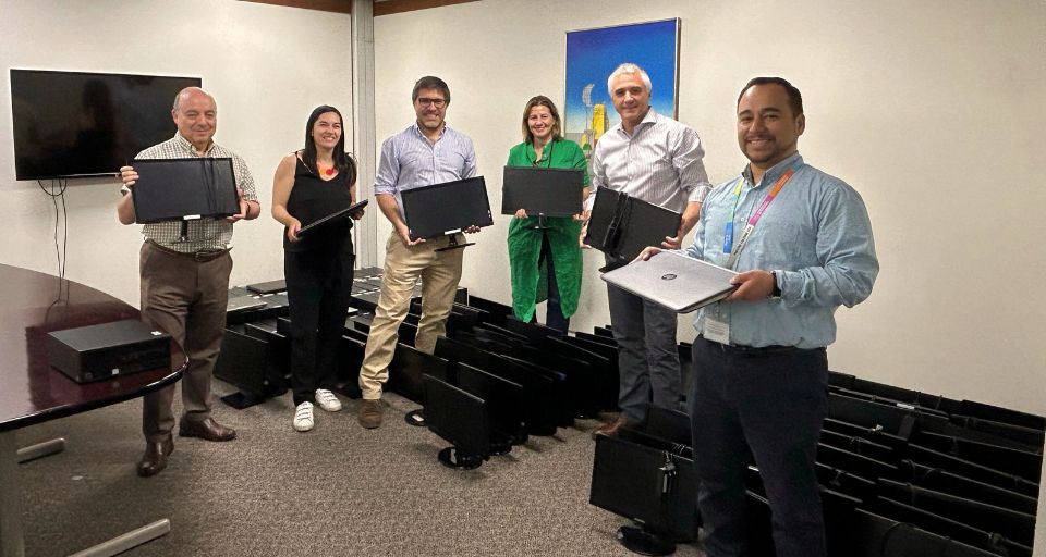 CCS dona a Fundación Chilenter equipos computacionales para escu...