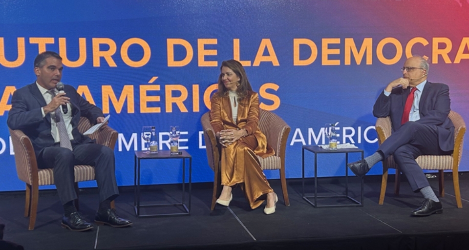 CCS participó en conversatorio “Reforzando el futuro de la dem...