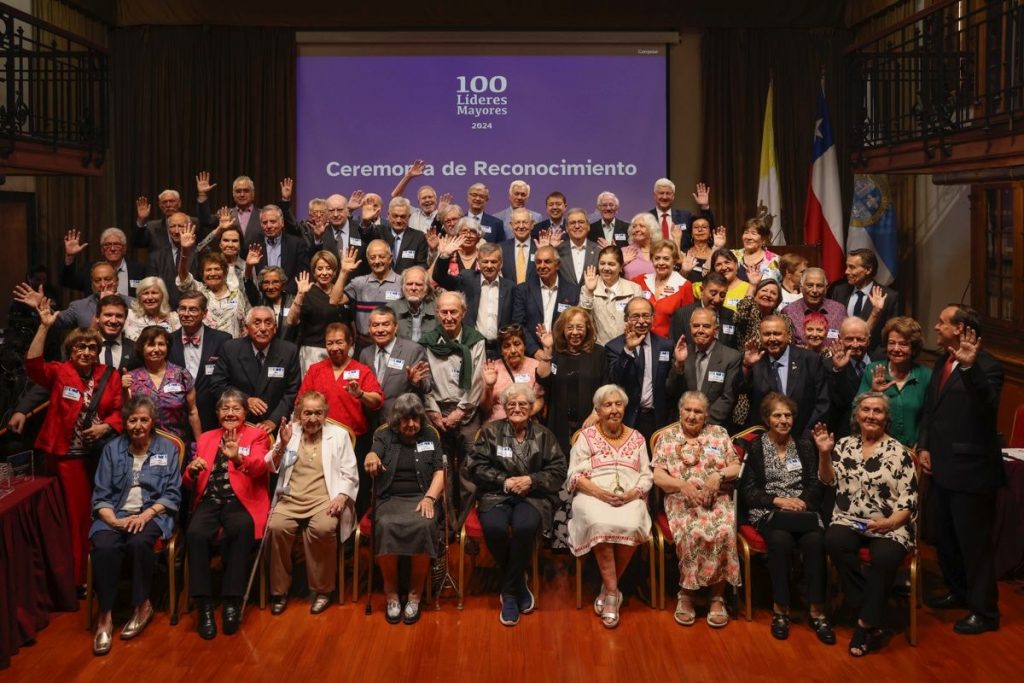 Peter Hill, past president de la CCS, es reconocido entre los ...